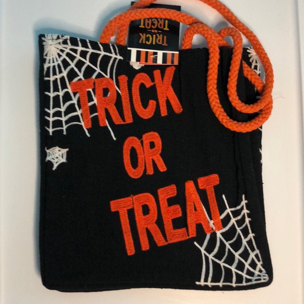 Halloween nwt bag purse tote 11 x 10 x 6 trick or treat spider web embroidered